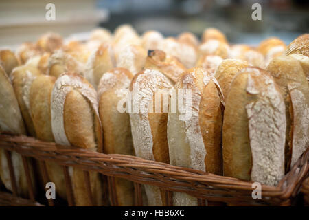 Nahaufnahme einen Korb voller frisch gebackenes Baguette Stockfoto
