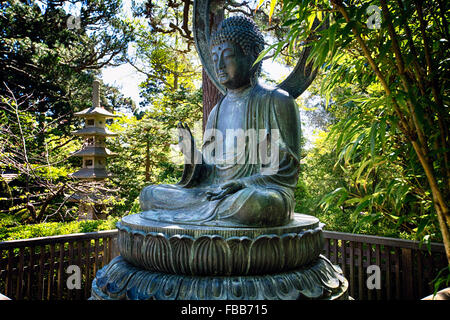 Niedrigen Winkel Ansicht eines sitzenden Bronze-Buddha-Statue, Japanese Tea Garden, San Francisco, Kalifornien Stockfoto