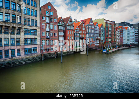 Bunten Reihenhäuser in Hamburg Altstadt an einem Kanal angesehen von der hohen Brücke, Hamburg, Deutschland Stockfoto