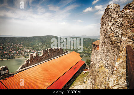 High Angle View of die Mauern einer Burg mit der Donau, Burg Visegrad, Ungarn Stockfoto