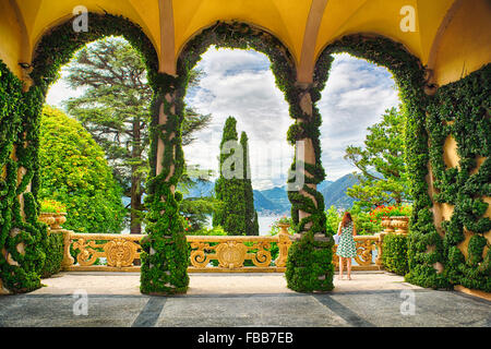 Blick auf den See durch die Bögen von einer Terrasse Villa, Villa del Balbianello, Lenno-Como, Comer See, Lombardei, Italien Stockfoto