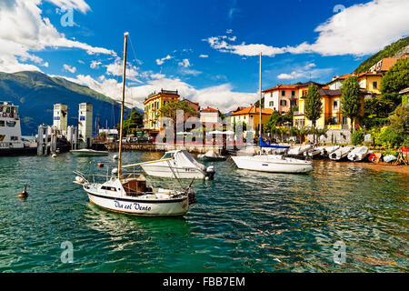 Niedrigen Winkel-Blick auf den Hafen von Varenna am Comer See, Lombardei, Italien Stockfoto