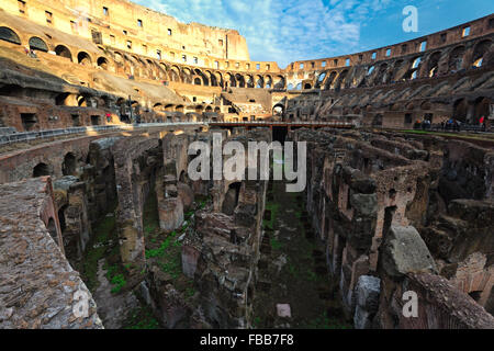 Low Angle View der Colosseum Arena, zeigt das Hypogäum (unterirdische Struktur), Rom, Latium, Italien Stockfoto