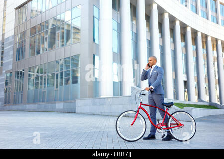 Netter Mann Betrieb Fahrrad Stockfoto