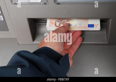 Zeichnung aus fünfzig Euro-Banknoten an einem Geldautomaten Stockfoto