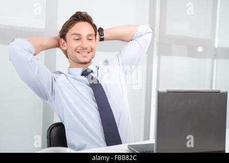 Lebendige Call Center Betreiber Hand in Hand am Hals Stockfoto