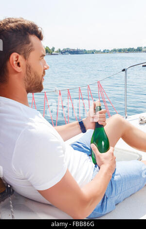 Optimistische Menschen Eröffnung Flasche Stockfoto