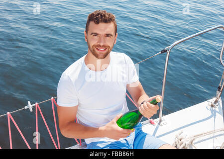 Optimistische Menschen Eröffnung Flasche Stockfoto