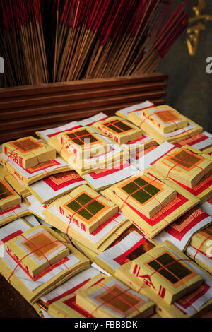 Papiergeld und Räucherstäbchen Stockfoto