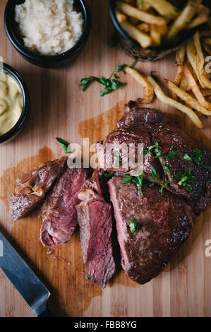 In Scheiben geschnitten Angus Ribeye Steak mit Pommes, Senf und Meerrettich Stockfoto