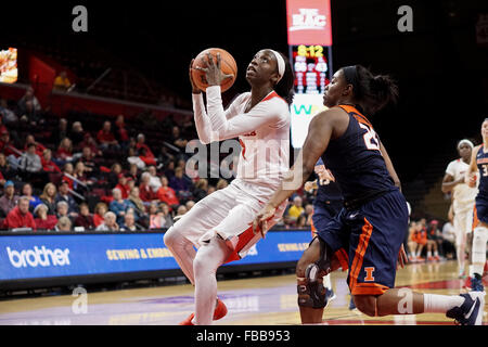 Piscataway, New Jersey, USA. 13. Januar 2016. Rutgers Guard, KAHLEAH Kupfer (2), fährt in den Korb gegen Illinois in einem Spiel bei der Rutgers Athletic Center in Piscataway, New Jersey. © Joel Plummer/ZUMA Draht/Alamy Live-Nachrichten Stockfoto