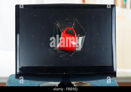 Rote Kaffeetasse in schwarz defekten Computerbildschirm stecken. Stockfoto