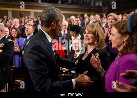 Washington DC, USA. 12. Januar 2016. US-Präsident Barack Obama begrüßt ehemaligen Rep Gabrielle Gifford vor seiner endgültigen Zustand der Anschluß-Adresse in einer gemeinsamen Sitzung des Kongresses auf dem Capitol Hill 12. Januar 2016 in Washington, DC Credit: Planetpix/Alamy Live News Stockfoto