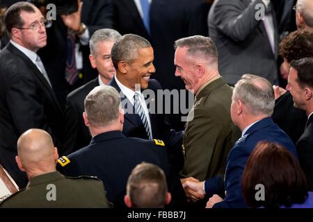 Washington DC, USA. 12. Januar 2016. US-Präsident Barack Obama begrüßt General Joseph F. Dunford Jr., wie er seinen Weg auf das Podium für seine letzte Rede zur Lage der Union zu einer gemeinsamen Sitzung des Kongresses auf dem Capitol Hill 12. Januar 2016 in Washington, DC macht. Stockfoto