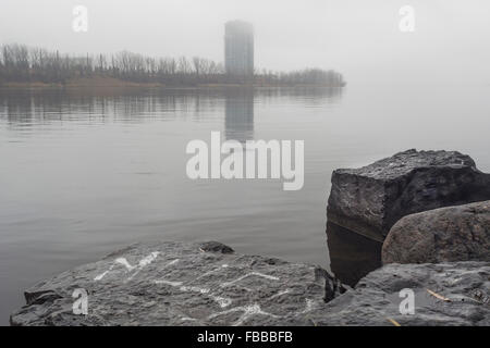 Nebel am Fluss Stockfoto