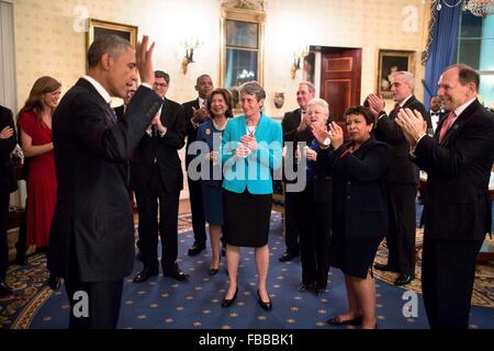 Washington DC, USA. 12. Januar 2016. US-Präsident Barack Obama ist von Kabinettsmitglieder beglückwünscht und Personal bei der Ankunft im Rahmen eines Empfangs im Blue Room des weißen Hauses nach seiner endgültigen Zustand der Union Adresse 12. Januar 2016 in Washington, DC. Stockfoto