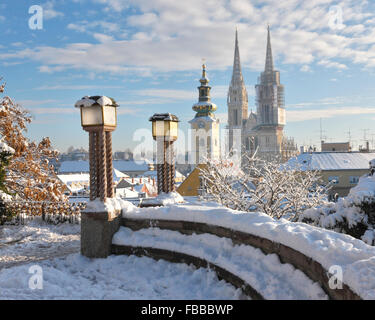 Blick auf Kathedrale von Zagreb im Winter. Stockfoto