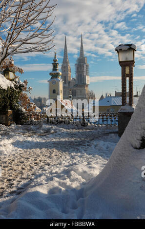 Zagreb Stadt im Winter. Blick auf die Kathedrale. Stockfoto