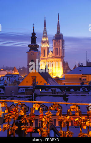 Kathedrale von Zagreb in der Dämmerung beleuchtet. Stockfoto