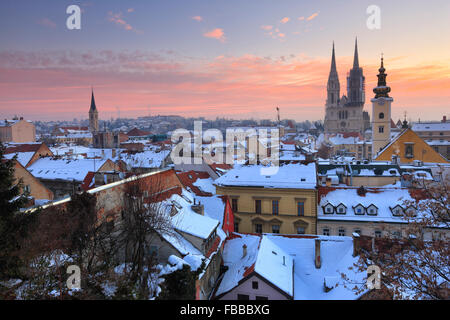 Panorama von Zagreb im Winter. Dom auf der Rückseite des Bildes. Stockfoto