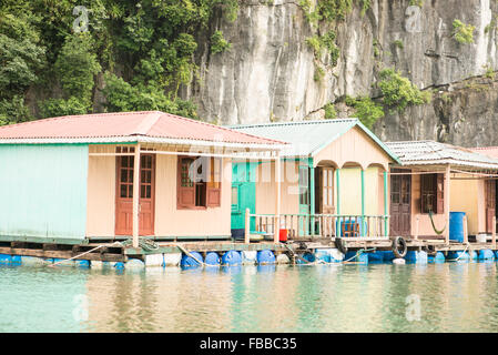 Schwimmenden Fischerdorf, Halong Bucht, Vietnam Stockfoto