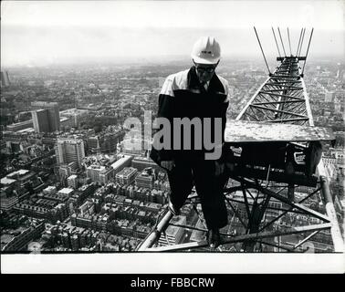 1980 - himmelhohen Jim - der Mann an die Spitze: Mit sicher Füße und einen kühlen Kopf bekommt Jimmy Wheelan nach unten zu arbeiten - 635-Füße. Als Kranführer auf das neue Museum Telefonzentrale und Funkturm aus London Tottenham Court Road hat er die Stadt Top-Job. Gestern erreichte er die Höhe des Erfolgs - das Richtfest, die die Fertigstellung des Rohbaus gekennzeichnet. Für Jimmy, 52-j hrige Ire, bedeutete dies das Ende eines Three-Year-Old-Jobs, in denen er bis 15.000 Tonnen Zement, Stahl und Glas gehisst hat. Das Ergebnis ist ein runder Turm - gebaut für die Post -, die mehr als 250-Füße t Stockfoto