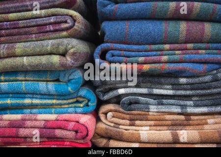 Nahaufnahme von Wolldecken und Teppiche auf einem Handwerkermarkt in Aberdeen, Schottland. Stockfoto