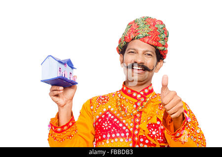 1 indische ländlichen Gujrati Dorfbewohner neue Haus Thumbs Up anzeigen Stockfoto