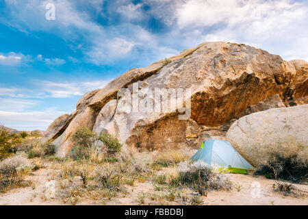 Camping auf dem Boy Scout Trail im Wunderland der Felsen, Joshua Tree Nationalpark, Kalifornien Stockfoto