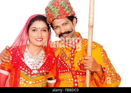 2 indische ländlichen Gujrati verheiratet paar stehend Stockfoto