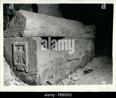 1955 - Relikte entdeckt bei Ausgrabungen von Beit Shearim in den unteren Galiläa; Beit Shearim, befindet sich westlich von Nazareth in der unteren Galiläa war einer der zentralen Städten Israels in der Ära des Talmud. Nach dem großen jüdischen Aufstand im Jahr 66 v. Chr. - die jüdische Bevölkerung blieb und nach der Beerdigung von Rabbi Yehuda Hanassi Beit Shearim wurde umgewandelt in einen Friedhof. Ausgrabungen wurden dort im Jahr 1936 begann und zu den Entdeckungen war eine Synagoge im Jahr 350 v. Chr. von den Römern zerstört wurde. Zwischen 1936 und 1954 Arbeit war auf ein Standstil - aber Ausgrabungen wurden wieder aufgenommen, im Jahr 1954 durch Stockfoto