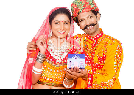 2 indische ländlichen Gujrati verheiratet paar träumen neues Haus Stockfoto