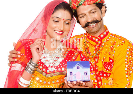 2 indische ländlichen Gujrati verheiratet paar träumen neues Haus Stockfoto