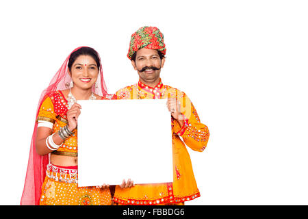 2 indische ländlichen Gujrati verheiratet paar Message Board anzeigen Stockfoto