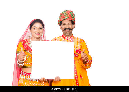 2 indische ländlichen Gujrati verheiratet paar Message Board anzeigen Stockfoto