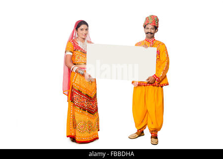 2 indische ländlichen Gujrati verheiratet paar Message Board anzeigen Stockfoto