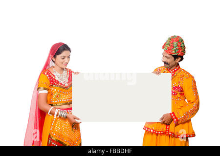 2 indische ländlichen Gujrati verheiratet paar Message Board anzeigen Stockfoto