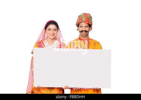 2 indische ländlichen Gujrati verheiratet paar Message Board anzeigen Stockfoto