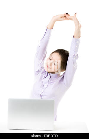 Schönes Mädchen müde von der Arbeit auf Dehnung mit Genuss, Student oder Business Frau in Abendgarderobe Übungen am laptop Stockfoto