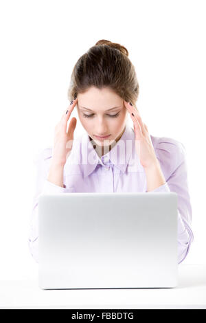 Depressiv gestörten jungen Frau eine Pause müde von der Arbeit am Laptop, mit Problemen, Stress, Kopfschmerzen. Kopf mit h Stockfoto