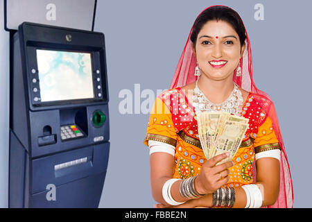 1 indische ländlichen Gujrati Frau ATM Maschine Geld zeigen Stockfoto