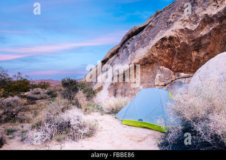 Camping auf dem Boy Scout Trail im Wunderland der Felsen, Joshua Tree Nationalpark, Kalifornien Stockfoto