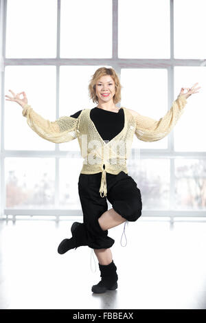 Sportlicher Tänzer Frau in der Klasse Sport, Aufwärmen im Yoga Pose Stockfoto