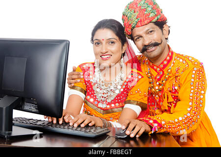2 indische ländlichen Gujrati verheiratet paar Computer arbeiten Stockfoto
