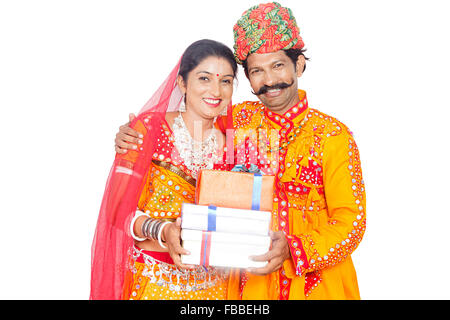 2 indische ländlichen Gujrati verheiratet paar Geschenk einkaufen anzeigen Stockfoto