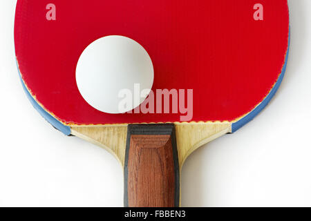 Ping-Pong-Schläger und Ball, isoliert auf weiss Stockfoto