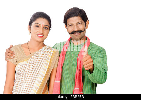 2 indische ländlichen verheiratet paar Arm herum stehen und Daumen nach oben zeigen Stockfoto