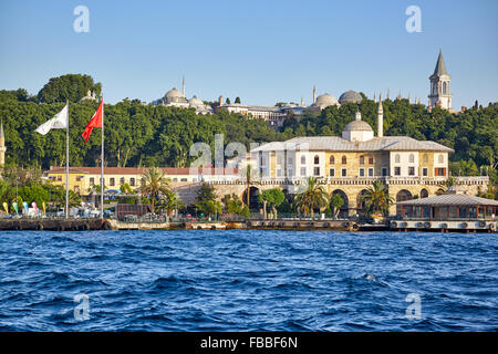 Ufer des Bosporus mit türkischen Halbmond Green Building unter blauem Himmel Stockfoto