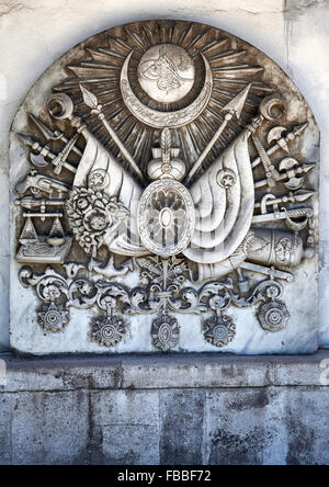 ISTANBUL, Türkei - 12. Juli 2014: Wappen des Osmanischen Reiches Relief an der Wand auf dem Gebiet der Topkapi-Palast, Stockfoto