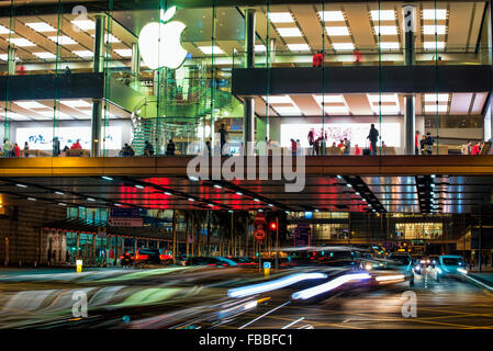 Der Verkehr fließt unter den neuen Hong Kong Apple Store im zentralen Bankenviertel, Hong Kong, China. Stockfoto